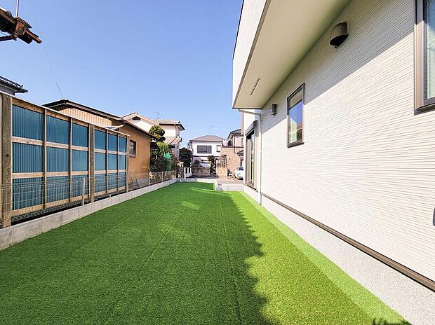 【庭】~ご見学に関して~
見学や資料請求すると購入に関して営業をされるのかしらとご心配になられるお客様もおります、安心下さい。「ちょっと見てみるだけ」、「購入はまだまだ先」・・本当お気軽なご見学OKです!