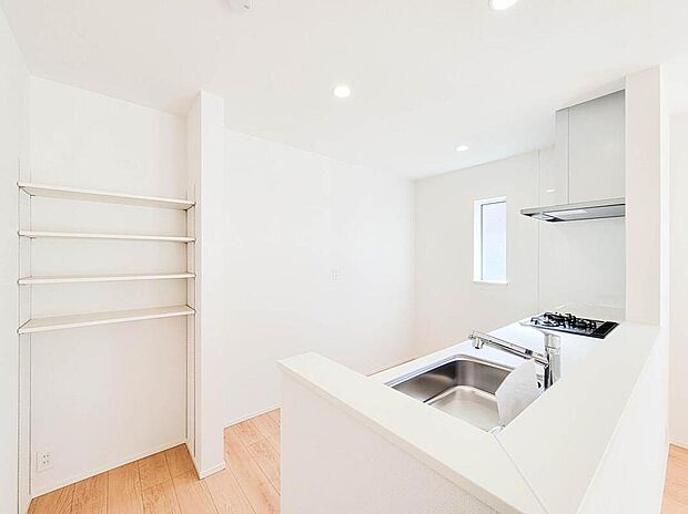 【収納】キッチン横にはパントリーを完備。ついつい買いすぎてしまった日用品や食料品のストックはもちろん、いざという時のための非常食や防災グッズなどの収納にお役立てください。