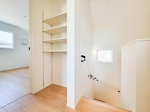 【その他内観】家全体を結ぶ廊下は、家族が自然と顔を合わせ、心が通い合う場所でもあります。過度な広さと清潔感を感じさせるデザインで、戸建てにもマンションにもぴったりの快適な暮らしを提供します。