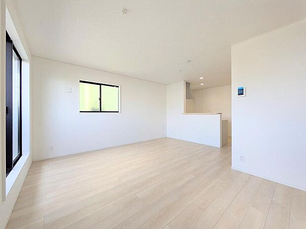 【リビング】【LDK16.8帖】
適度な大きさの窓があることによって、外との一体感が生まれ、空間をより広く見せる役目を果たしているとともに、窓から見える緑や、外の景色もデザインに取り込まれているかのようです。