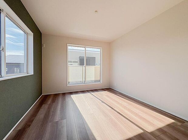 【リビング以外の居室】住まう方でカスタマイズしていただけるシンプルなデザインの内装。ご自身で素敵な空間を創り上げられます。