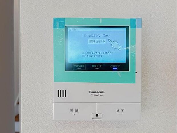 【モニター付きインターホン】「見える安心」をカタチにしました。誰が来てもわかる様にモニター付きインターホンを設置。家事導線を考慮した個所に設置し、防犯性と利便性に優れ快適と安らぎを合わせた優しい設計。