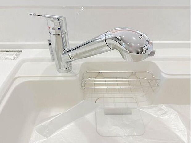 【浄水器一体型水栓】クリアな水が毎日使え、見た目にもスマートな浄水器一体型。お米を炊いたりする際には浄水機能をつかうこともできて、人気の商品です。
