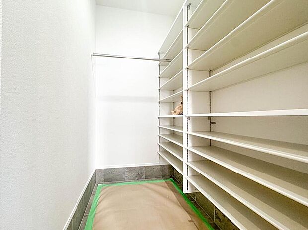 【収納】玄関正面にはシューズインクローゼットも設置されているので、靴も全て収納することでスッキリとした玄関が実現できます。