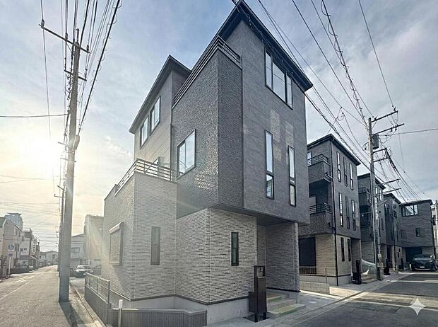 【現地外観写真】季節感を演出する多彩な樹木と豊かな彩りが重なり、四季折々の変化を楽しめる心地よい場所となることでしょう。時間の経過と共に味わいが出る素敵なリゾート時間を楽しんでください。