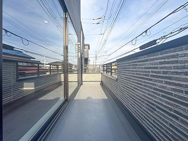 【バルコニー】暖かい陽ざしが差込むバルコニーは、晴れた日には、洗濯物が良く乾きます。また、風通しも良好です。