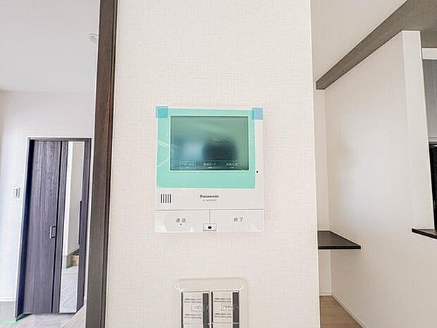 【モニター付きインターホン】「見える安心」をカタチにしました。誰が来てもわかる様にモニター付きインターホンを設置。家事導線を考慮した個所に設置し、防犯性と利便性に優れ快適と安らぎを合わせた優しい設計。