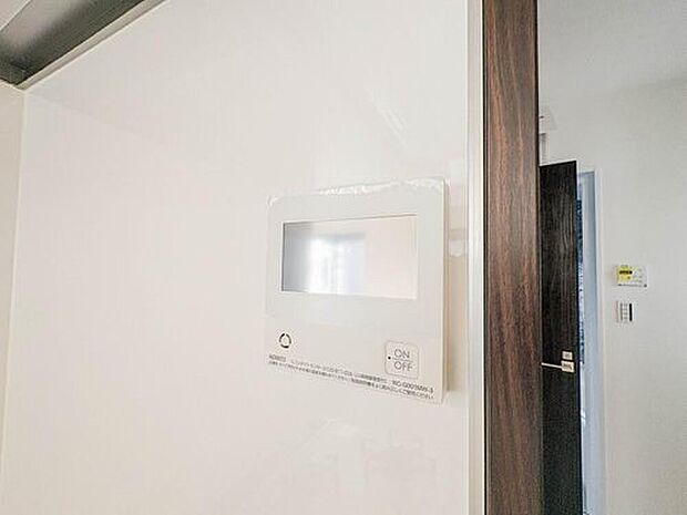 【オートバス】お風呂場と台所に操作リモコンがあり、キッチン近くにある給湯リモコンは、お料理の最中でもリビングで寛いでいるなかでもボタン一つで簡単に沸かせて便利ですね。