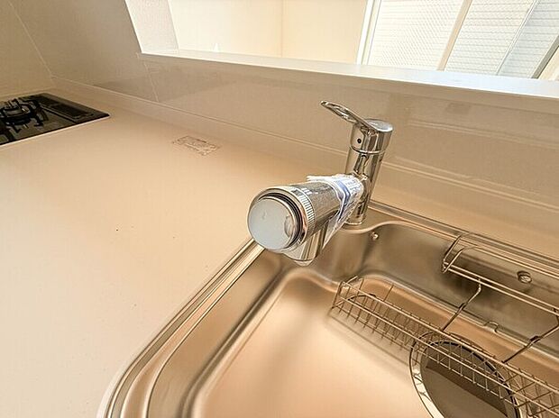 【浄水器一体型水栓】クリアな水が毎日使え、見た目にもスマートな浄水器一体型。お米を炊いたりする際には浄水機能をつかうこともできて、人気の商品です。