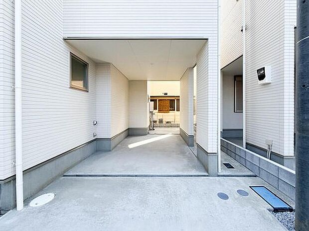 【駐車場】大切なお車を雨風から守るビルトインガレージ風の設計。建物が屋根代わりとなり、お荷物の積み下ろしもスムーズです。防犯性も高まり、愛車家の方にも嬉しい、ゆとりあるカースペースが日々の暮らしを彩ります。