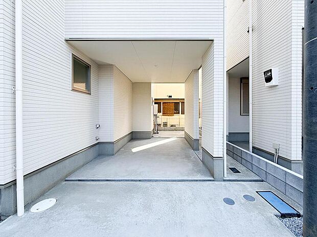 【駐車場】大切なお車を雨風から守るビルトインガレージ風の設計。建物が屋根代わりとなり、お荷物の積み下ろしもスムーズです。防犯性も高まり、愛車家の方にも嬉しい、ゆとりあるカースペースが日々の暮らしを彩ります。