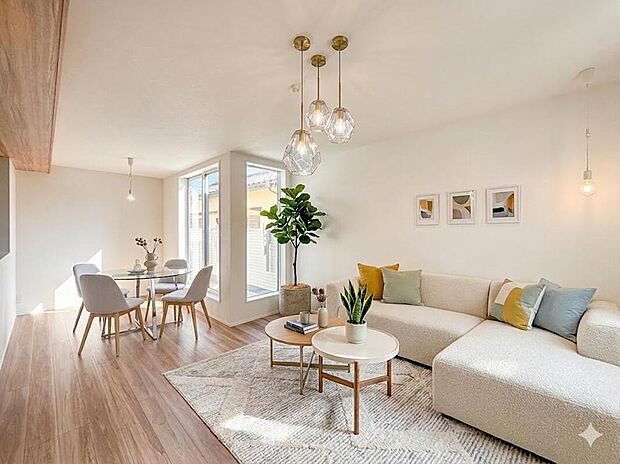 【リビング】窓の配置でおしゃれなインテリアが決まる個性的なリビング。※家具はCG加工しています。