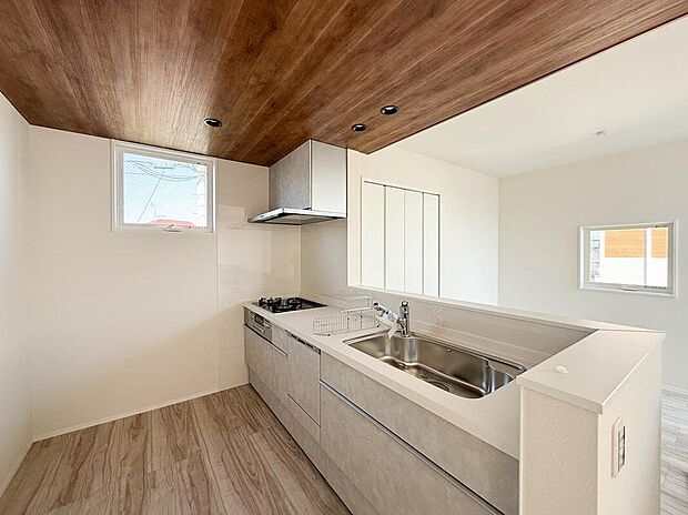 【キッチン】食洗機を搭載。面倒な後片付けをサポートし、家事の時間を短縮します 。