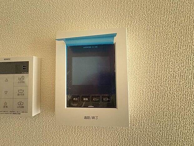 【モニター付きインターホン】「見える安心」をカタチにしました。誰が来てもわかる様にモニター付きインターホンを設置。家事導線を考慮した個所に設置し、防犯性と利便性に優れ快適と安らぎを合わせた優しい設計。