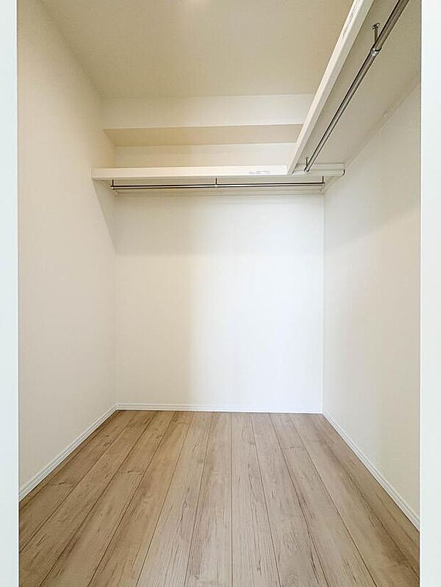 【収納】たっぷりと荷物が入るよう、ウォークインクローゼットを完備いたしました。画像と現地では大きさ、広さの感覚が違います。是非、ご自分の目でお確かめください。