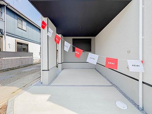 【ガレージ】ファミリーカーの需要が多い中、駐車場も広めに確保いたしました。ご主人様のお車のお手入れにも気合が入りますね。