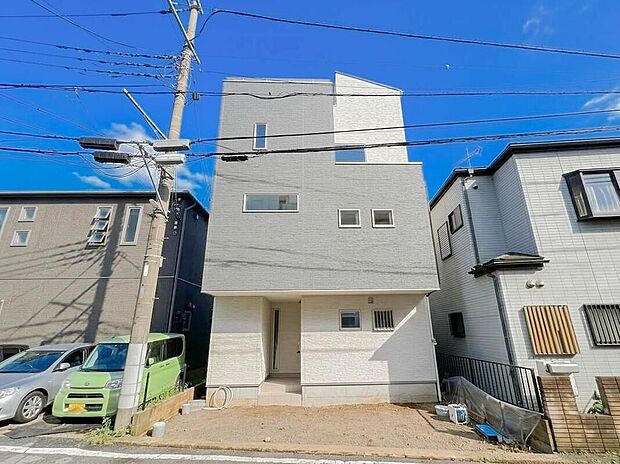 【前面道路含む現地写真】穏やかな風と陽光を導き、居住性を一段と心地よいものにしています。周辺環境とのコラボレーションにより明るく開放的な空間を演出しております。