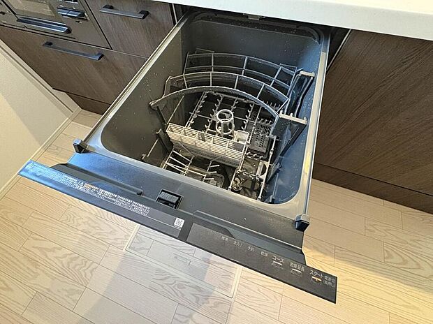 【ビルトインタイプ食器洗乾燥機】「ビルトインタイプ食器洗乾燥機」通常の手洗いでは使用出来ないほど高温のお湯や高圧水流を使うことにより汚れを効果的に落とすことができる。殺菌効果が非常に高く哺乳瓶などを使う家庭で需要が高く大変便利。