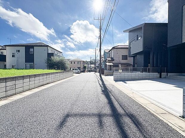 【現地外観写真】昼夜によって表情を変え、魅せる事を追求した重厚感あるフォルムは、時代の流れに惑わされないカラートーンで雰囲気を演出。絶妙なコントラストで輝きを放ちます。