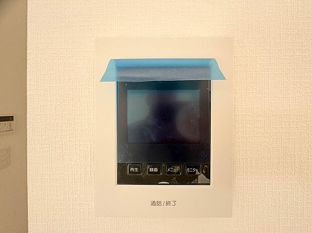 【モニター付きインターホン】「見える安心」をカタチにしました。誰が来てもわかる様にモニター付きインターホンを設置。家事導線を考慮した個所に設置し、防犯性と利便性に優れ快適と安らぎを合わせた優しい設計。