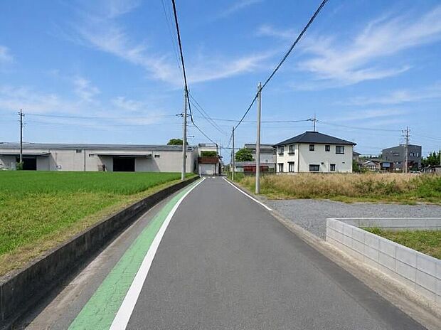 【前面道路含む現地写真】その邸が魅せる、気品・上質・重厚感・極細やかさ、そのすべては訪れた者に安らぎと品性を与える特別な空間です。ここに住むからこそ意味がある。すべての(始まり)をここから迎えます。
