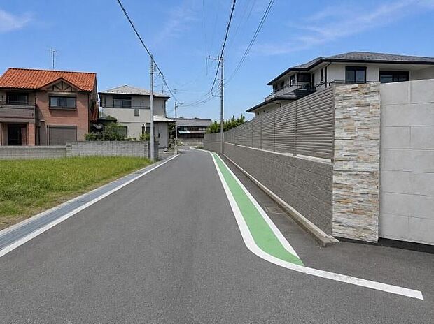 【前面道路含む現地写真】道路の見通しや敷地への入り方、分譲地内の雰囲気、隣地との距離感まで現地で確認できますね。