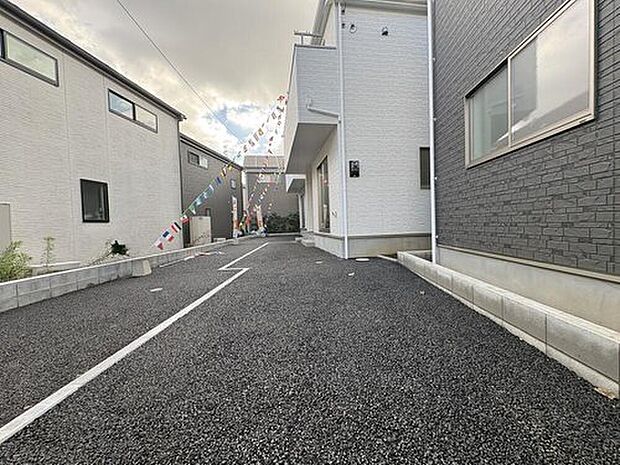 【駐車場】駐車スペースが確保されております。新たに車の購入を検討している方、また自転車やバイクなど、十分な敷地で置き場所に困ることはないでしょう。

