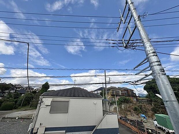【住戸からの眺望写真】豊かな陽光に照らしだされ、窓には周辺環境がまるで絵画のように美しく反射して映し出されます。季節を問わず華やいだ素敵な風景をお楽しみいただけます。

