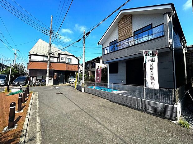 【前面道路を含む現地写真】前面道路は西側幅員約4.0m、南側幅員約4.3m。間口は西側約12.4m、南側は約10.9mで接道しています。