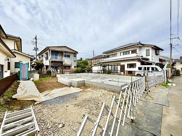 【現地外観写真】現地では新築工事が着々と進行中。強固な基礎が完成し、家族の笑顔が溢れる未来の住まいが形になり始めています。