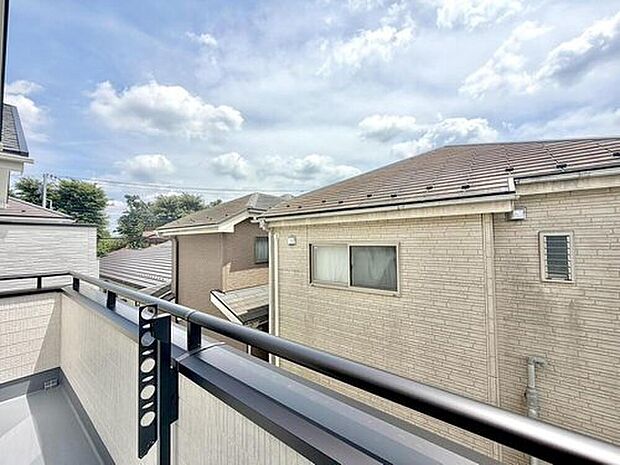 【住戸からの眺望写真】青空と白い雲が広がる開放的な眺望。バルコニーで過ごす時間は、家族の笑顔とリフレッシュのひとときを演出します。