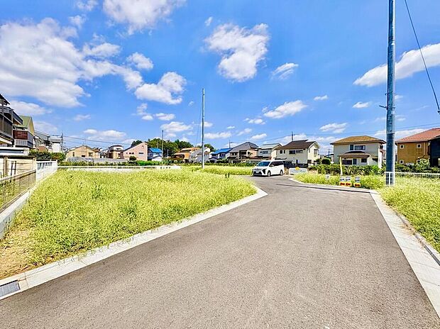 【現地外観写真】明るい日差しが降り注ぐ閑静な住宅地の現地。広々とした空間で、家族の笑顔あふれる新しい暮らしを始めませんか?