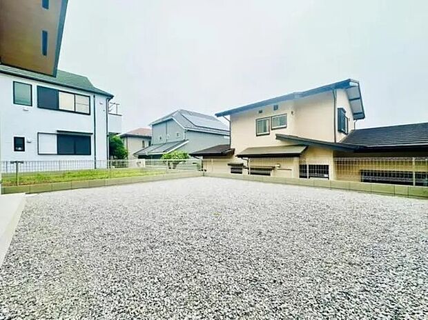 【庭】読書やティータイムを愉しむ空間や小さなお子様のお外遊びの場など、多用途に活用できます。