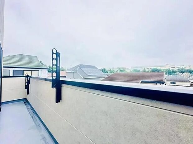 【バルコニー】お天気の良い日には、気持ちの良い青空が楽しめそうです。