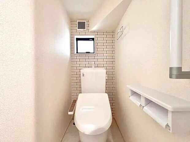 【トイレ 】トイレには窓があるため、自然光を採り込むことができます。お掃除の際、換気もスムーズに行えます。