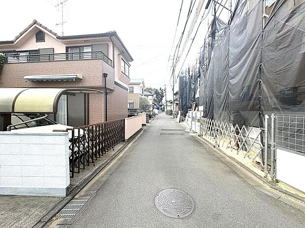 【前面道路は公道に接道】 幅員約4mの西側公道に面したすっきりとしたアプローチ。車の出し入れもしやすく、前方に遮るものが少ないため通風・日当たりにも配慮された開放感ある配棟計画です。