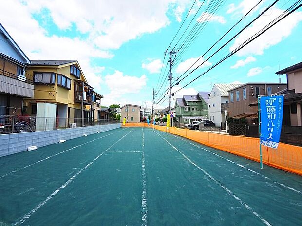 【現地土地写真】建築条件付き土地には、「自由度」と「コスト」のバランスが取れた魅力があります青い空と白い雲が広がる、開放感あふれる住宅街です。のびのびと過ごせる広々とした空間で、お子様との楽しい毎日が目に浮かびます。