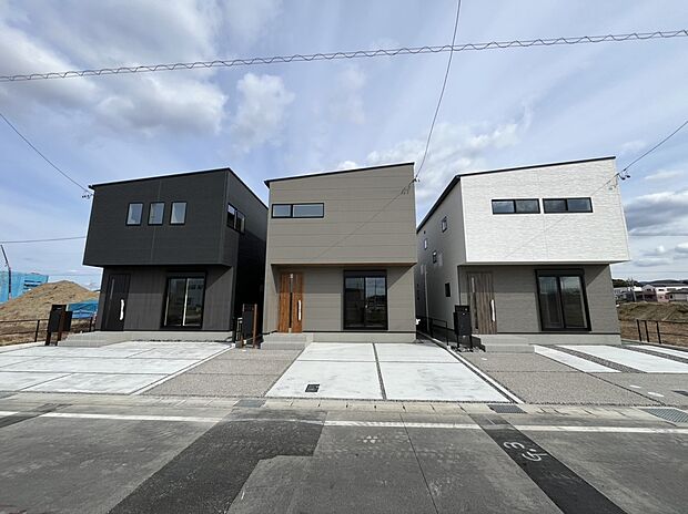 外観現地写真 左:A号棟、中央:B号棟、右:C号棟※A号棟ご成約済み
■完成済・内覧可■
お気軽にお問合せ下さいませ。