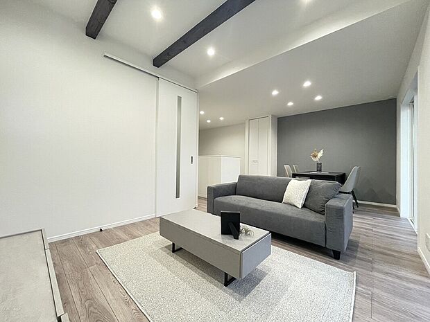 リビング　A号棟
■リビングを見渡せる対面式キッチンだからお子様がいても安心
■木肌の美しいあらわし梁がワンランク上の生活を演出