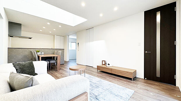 リビング 施工例
■吹き抜けにより、リビングを明るく広く感じさせます
■4人掛けのダイニングセットを置いても横を通り抜けられるゆとりの幅