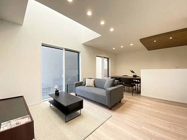 リビング　B号棟現地写真
■リビングにはあらわし梁があり、デザイン性だけでなく空間を広く見せてくれます。
■空気を汚さず、ふく射熱で足元からポカポカと暖まる床暖房付き。