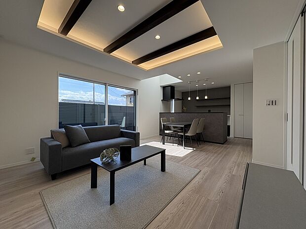 リビング
■空気を汚さず、ふく射熱で足元からポカポカと暖まる床暖房付き。