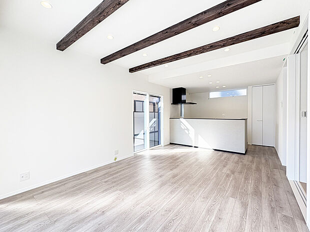 リビングA号棟　ガス温水式床暖房を搭載し、空気の乾燥、汚すことなく冬場でも快適です。リビングに隣接する和室は客間やキッズスペースなど自由な使い方ができます。
