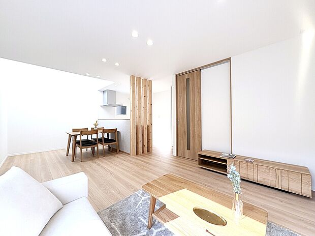 リビング　A号棟
■4人掛けのダイニングセットを置いても横を通り抜けられるゆとりの幅