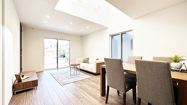 リビング　施工例
■4人掛けのダイニングセットを置いても横を通り抜けられるゆとりの幅