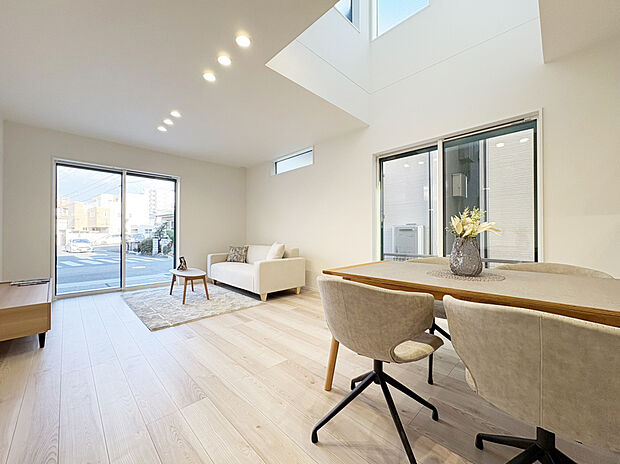 リビング　C号棟
ガス温水式床暖房を搭載！空気の乾燥、汚すことなく冬場でも快適に過ごすことができます。

 
