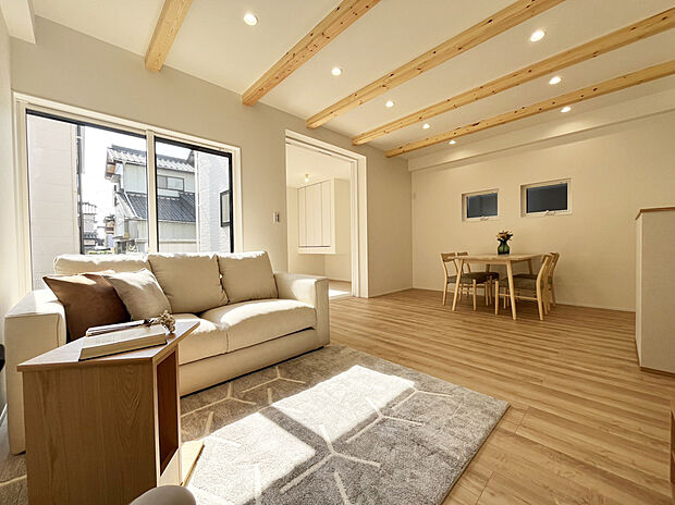 リビング　同仕様写真
■木肌の美しいあらわし梁がワンランク上の生活を演出