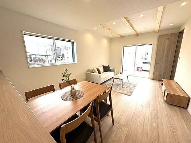 リビング　B号棟
■を汚さず、ふく射熱で足元からポカポカと暖まる床暖房付き。