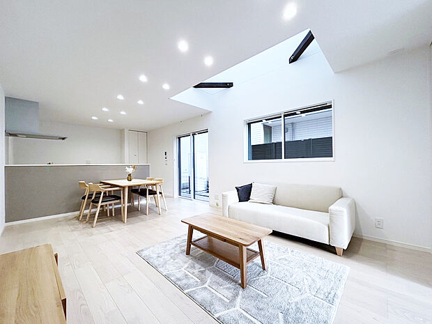 リビング　同仕様
■吹抜けのあるリビングは明るく開放的な空間に