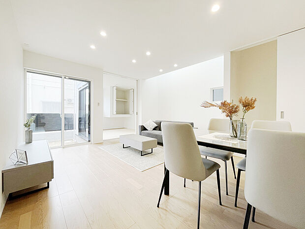 リビング 同仕様写真
ガス温水式床暖房を搭載し、空気の乾燥、汚すことなく冬場でも快適です。天井が高く、優しい光が差し込む吹き抜けが開放的なくつろぎ空間を演出します!